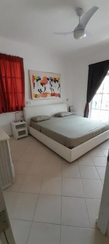 Ένα ή περισσότερα κρεβάτια σε δωμάτιο στο Cozy apartment near beach.