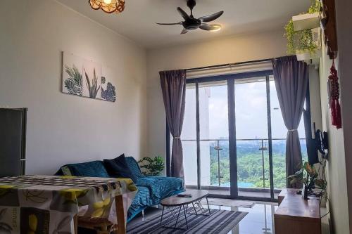 Il comprend un salon doté d'un ventilateur de plafond et d'une grande fenêtre. dans l'établissement Johor Bahru Danga Bay Country Garden 2BR 18 Home+, à Johor Bahru