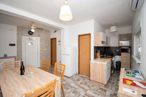 a kitchen and dining room with a table and chairs at Villa Damjan in Istrien in Peroj