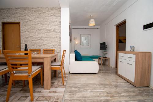 a kitchen and living room with a table and chairs at Villa Damjan in Istrien in Peroj
