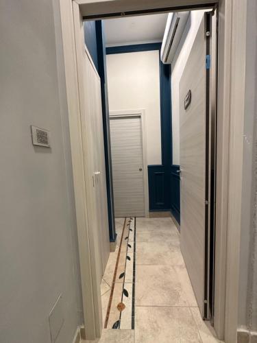 拿坡里的住宿－B&B Pantarei Napoli，走廊上设有门,铺有瓷砖地板