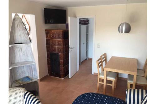 ein Wohnzimmer mit einem Tisch und ein Esszimmer in der Unterkunft Dorfstrasse34b Großer Bungalow in Ostseebad Kölpinsee