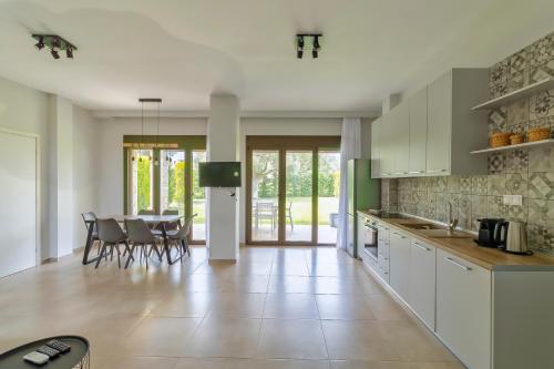 Friday Mood by Diomedes Group