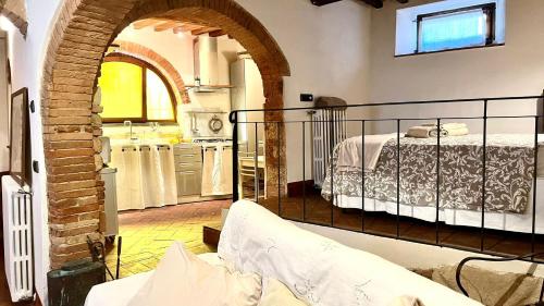 ein Wohnzimmer mit einem Bett und eine Küche in der Unterkunft La cicala in Rosignano Marittimo