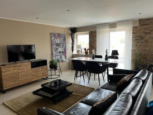 ein Wohnzimmer mit einem Sofa und einem Tisch in der Unterkunft Moderne luxuriöse Wohnung in Lüdenscheid