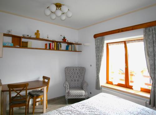 Koberovy的住宿－Stylový vesnický apartmán v soukromí M. Skála Český Ráj，一间卧室配有一张床、一张桌子和一把椅子