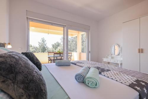 1 dormitorio con 1 cama con 2 toallas en Apartment Bojana, en Petrčane
