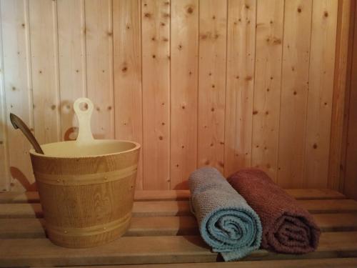 een badkamer met 2 handdoeken in een bad bij La Cerquilla in Segovia