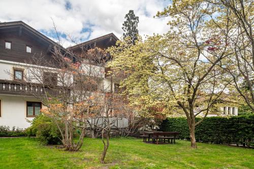 a garden in front of a building with a picnic table at Taufner Apartement B 107 in Parcines