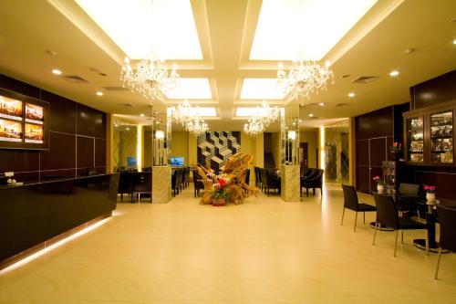 a salon with chandeliers and tables and chairs in a building at Formosa Vacation Village Homestay in Renai