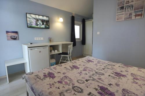 1 dormitorio con cama y escritorio. en Guest House Yanita, en Varna