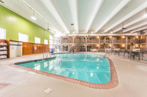 a large swimming pool in a large building at EverSpring Inn and Suites in Marshall