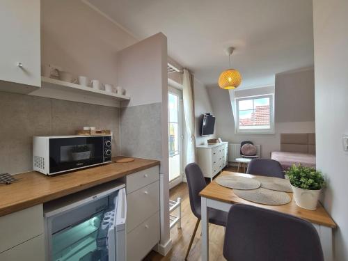 Кухня или мини-кухня в APARTAMENTY "LA VILLA" z klimatyzacją, ogrodem, parkingiem, blisko centrum
