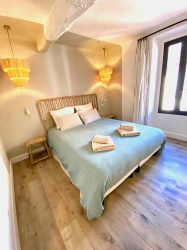 une chambre avec un lit avec deux serviettes dessus dans l'établissement LA SUITE VALBONNE, à Valbonne