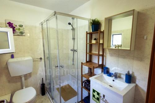 a bathroom with a shower and a toilet and a sink at Casa Aconchego by AcasaDasCasas in Mafra