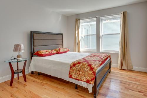 1 dormitorio con 1 cama y 1 mesa con lámpara en Stylish Newark, New Jersey, Vacation Rental! en Newark
