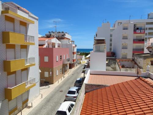 uma vista para uma rua da cidade com edifícios em Apartamentos Carolino em Monte Gordo