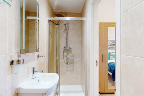 uma casa de banho com um lavatório e um chuveiro em Crabbers' Wharf em Portland