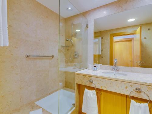 une salle de bain avec lavabo et douche dans l'établissement AL - Apartamento Vila Sol AG, à Vilamoura