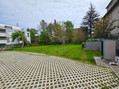 a backyard with a grass yard and a building at Premium Home 23 in Vienna