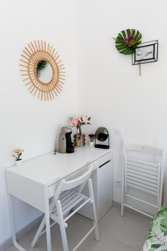 a white desk with a mirror on a white wall at Le Cocon de Lily in Saint-Savin-de-Blay