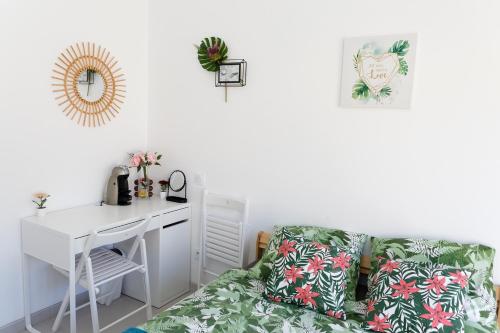 a room with a desk and a couch with a desk and a desk at Le Cocon de Lily in Saint-Savin-de-Blay