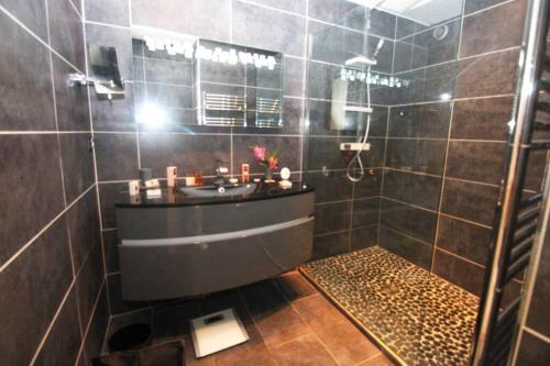 uma casa de banho com um lavatório preto e um chuveiro em Le Regency YourHostHelper 4* em Antibes