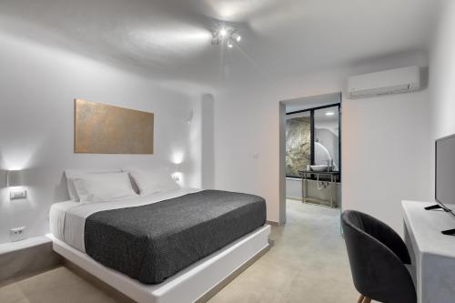 una camera con letto, scrivania e TV di Villa Cataleya 1 PRIVATE POOL a Fanari