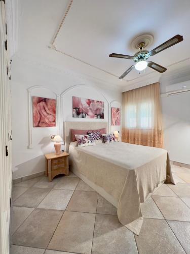 a bedroom with a bed and a ceiling fan at Espectacular Bajo Lirio in Calpe