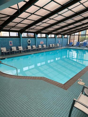 an overhead view of a large swimming pool at Barclay Towers in Virginia Beach