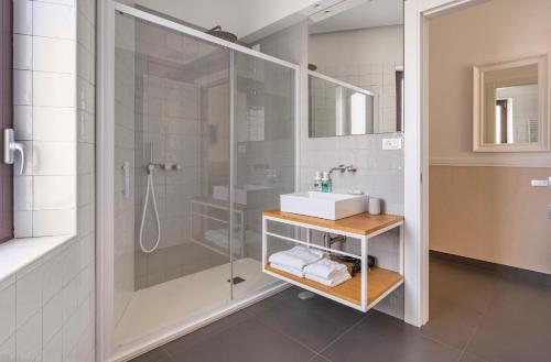La salle de bains est pourvue d'une douche et d'un lavabo. dans l'établissement Delle rose inn, à Piano di Sorrento