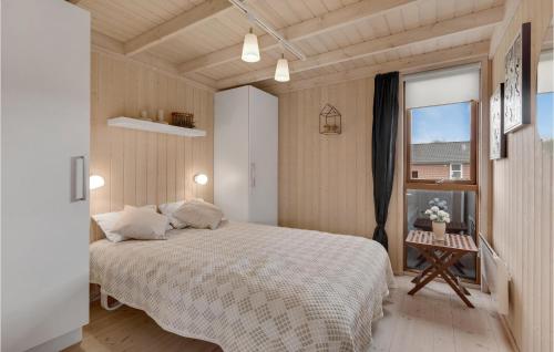Gorgeous Home In Sydals With Wifi في Neder Lysabild: غرفة نوم بسرير ونافذة