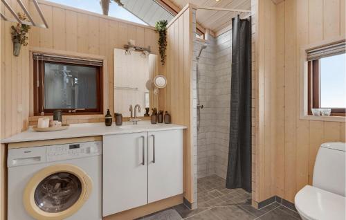 Gorgeous Home In Sydals With Wifi في Neder Lysabild: حمام مع غسالة ومجفف