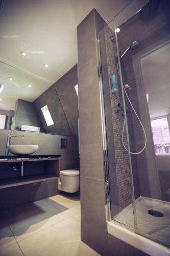 une salle de bain avec douche et lavabo dans l'établissement Timhotel Le Louvre, à Paris