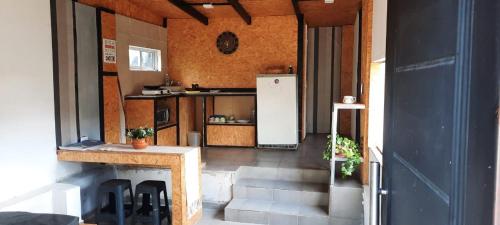 cocina con nevera y escaleras en una habitación en Jeluma1 en Vaqueros