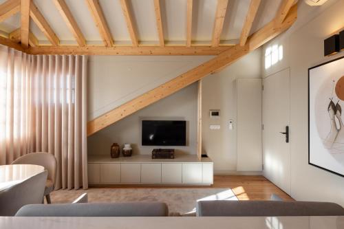 TV a/nebo společenská místnost v ubytování ORM Portas Santa Catarina Apartments