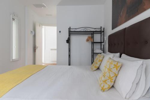 Ένα ή περισσότερα κρεβάτια σε δωμάτιο στο Hostal Puente de Hierro