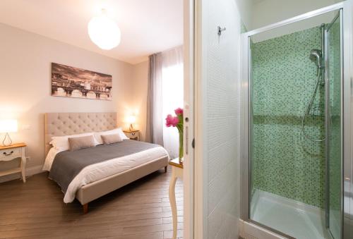 ローマにあるDream Holiday Homeのベッドルーム1室(ベッド1台、ガラス張りのシャワー付)