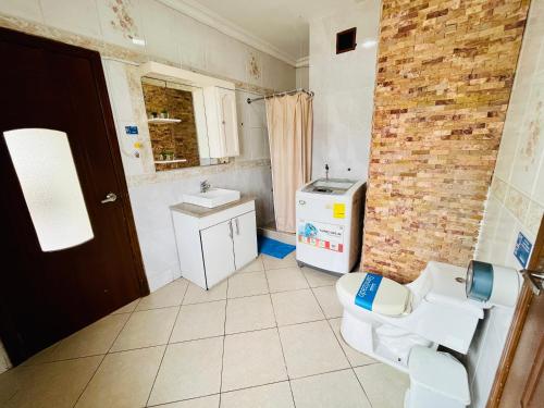 y baño con aseo y lavamanos. en Master Suite Next To San Marino Shopping, Balcony, en Guayaquil