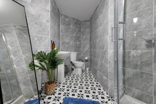 Koupelna v ubytování Elegance Meets Convenience Modern 2-Bedroom Haven