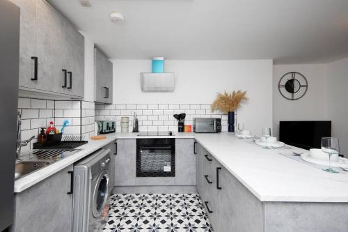 Kuchyň nebo kuchyňský kout v ubytování Elegance Meets Convenience Modern 2-Bedroom Haven