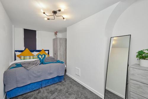 Postel nebo postele na pokoji v ubytování Elegance Meets Convenience Modern 2-Bedroom Haven