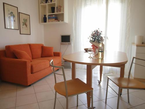 a living room with a couch and a table at Bilocale San Vincenzo 5 posti letto in San Vincenzo