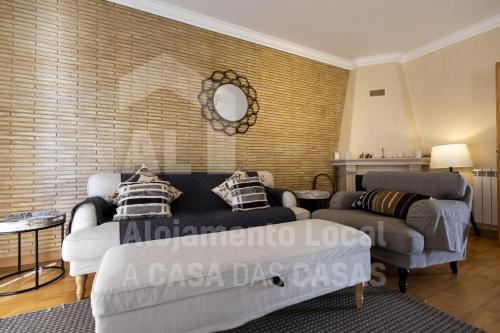 ein Wohnzimmer mit einem Sofa und einem Tisch in der Unterkunft Villa BelaVista by ACasaDasCasas in Ericeira