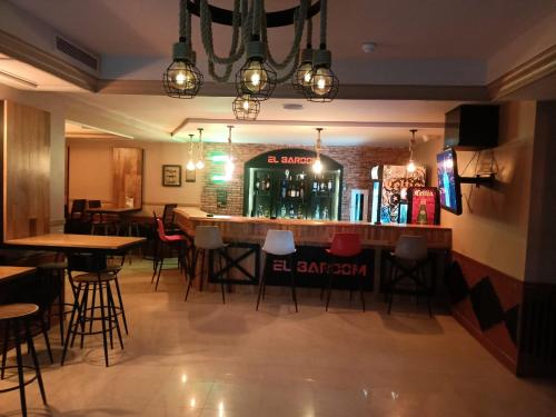 un bar en un restaurante con mesas y sillas en Hotel Diar Meriam, en Sousse