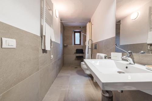 een badkamer met 2 wastafels en een toilet bij Agriturismo La Collina degli Olivi in Certaldo