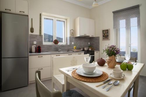 una cocina con una mesa con platos. en Alpha House Gialia, en Ándros