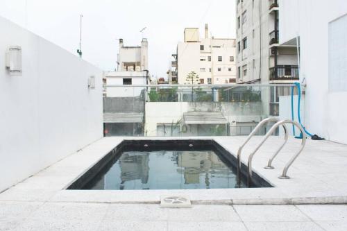 ein Pool auf dem Dach eines Gebäudes in der Unterkunft VLOR0404 Moderno y luminoso Studio en Belgrano in Buenos Aires