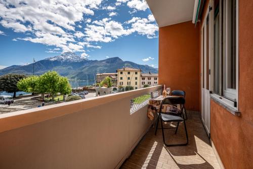 un balcon avec vue sur une montagne dans l'établissement Lakeside apartment with balcony and lake view Gravedona - Larihome A23, à Gravedona
