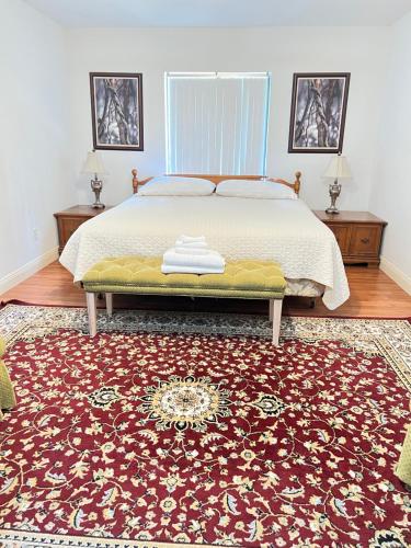 Schlafzimmer mit einem Bett und einem roten Teppich in der Unterkunft Spacious and relaxing Home - Longwood, Florida in Orlando